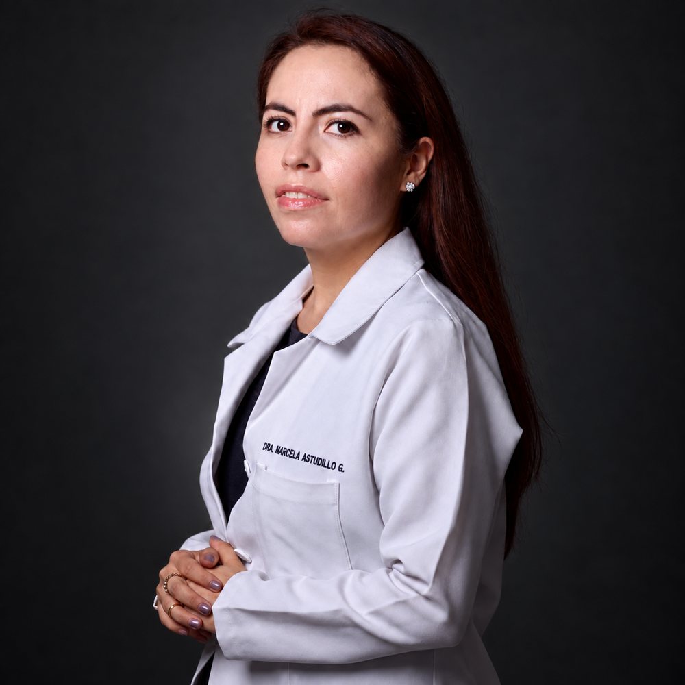 Dra. Marcela Astudillo G., dermatóloga, con bata médica